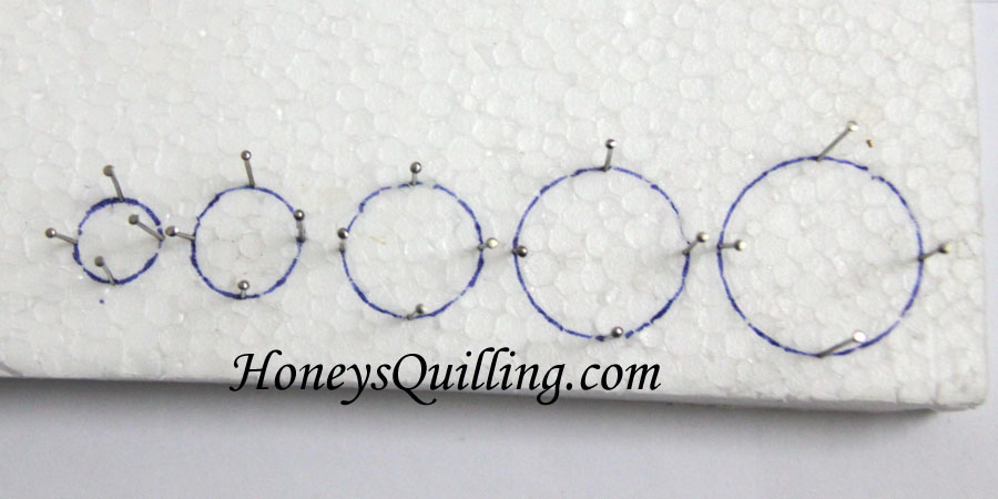 Make your own circle sizing guide or template for paper quilling with this free tutorial from Honey's Quilling